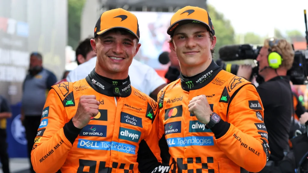 (L à R): Lando Norris (GBR) de deuxième place, McLaren, célèbre avec son coéquipier et vainqueur de la course Oscar Piastri (AUS) McLaren à Parc Ferme. 01.06.2025. Championnat du monde de Formule 1, RD 9, Grand Prix espagnol, Barcelone, Espagne, Jour de la course