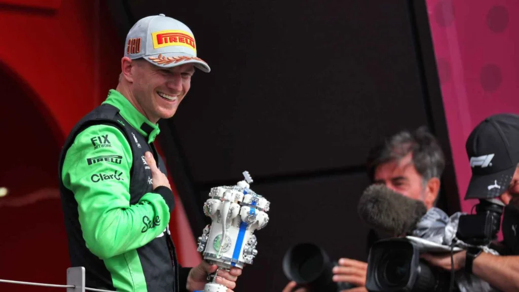 Hulkenberg célèbre le premier podium F1 depuis longtemps à Silverstone