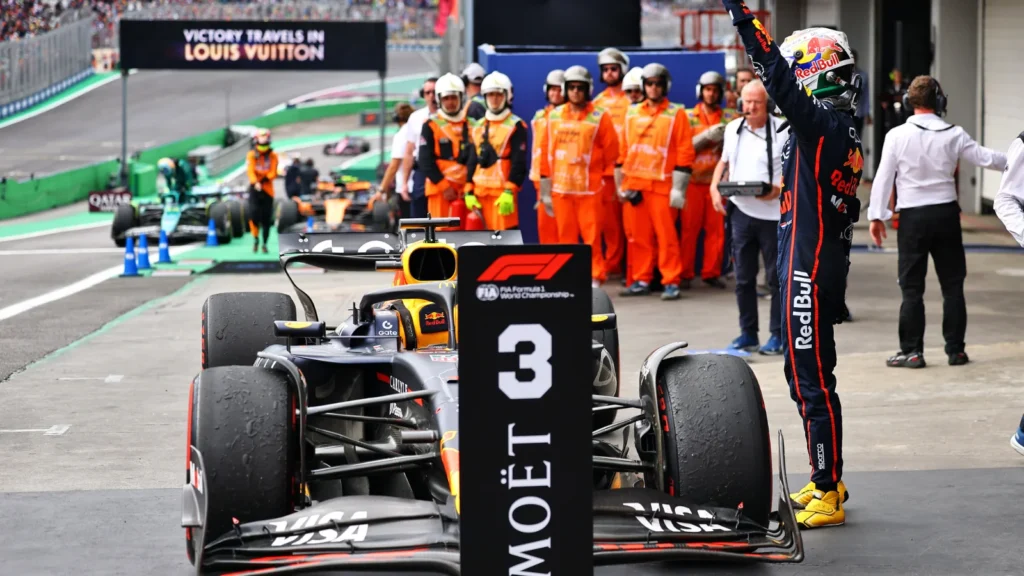 Max Verstappen est passé de la voie des stands à la troisième place du GP du Brésil