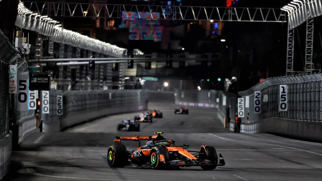 Lando Norris s'est remis de sa maladresse du premier virage pour prendre la deuxième place du GP de F1 de Las Vegas, lui donnant ainsi la chance de sceller le championnat des pilotes au Qatar la semaine prochaine.