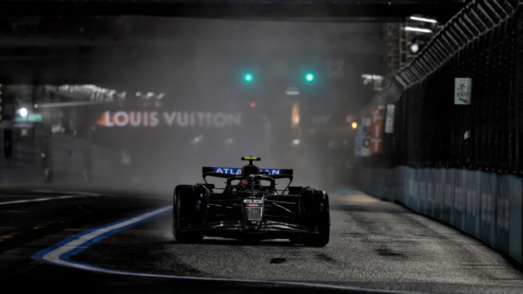 Carlos Sainz a brillé sur le mouillé à Las Vegas pour se qualifier à la troisième place