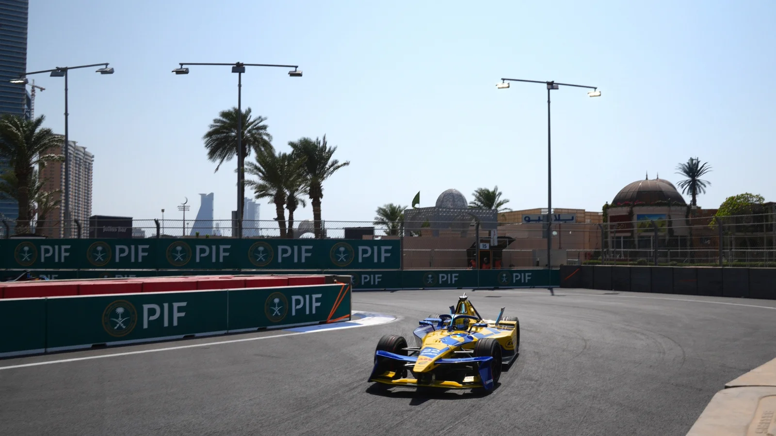 JEDDAH, SAUDI ARABIA - FEBRUARY 14: (EDITORS NOTE: A polarizing filter was used for this image) Zane Maloney of Barbados driving the (22) Lola Yamaha ABT Formula E Team Lola-Yamaha T001 during practice ahead of the Jeddah E-Prix, Round 3 of the 2025 FIA Formula E World Championship at Jeddah Corniche Circuit on February 14, 2025 in Jeddah, Saudi Arabia. (Photo by Oscar Lumley/LAT Images)