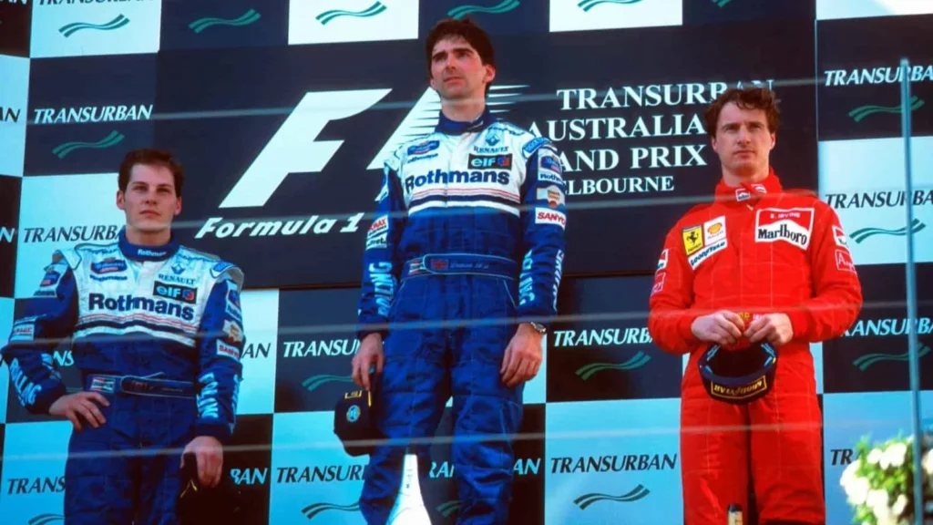 Damon Hill a remporté le premier GP d'Australie à Melbourne, Jacques Villeneuve deuxième pour ses débuts en F1 et Eddie Irvine troisième pour son premier volant pour Ferrari.