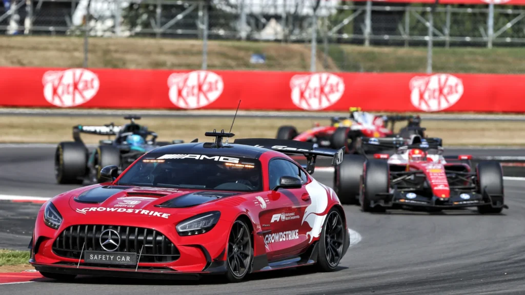 Charles Leclerc détenait la tête alors que la voiture de sécurité restait à l'écart