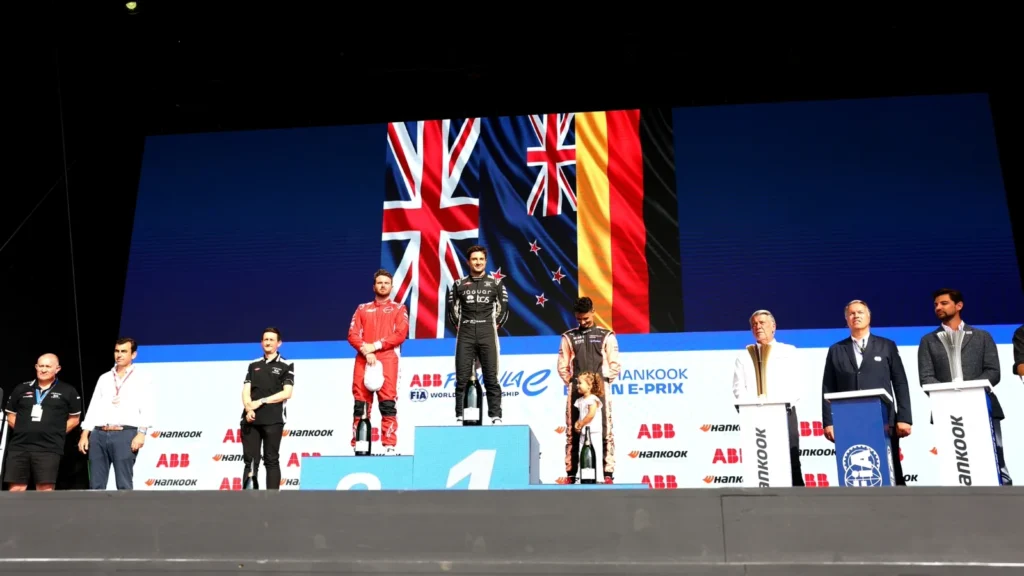 BERLIN, ALLEMAGNE - 3 MAI : le vainqueur de la course Mitch Evans de Nouvelle-Zélande et Jaguar TCS Racing, le deuxième Oliver Rowland de Grande-Bretagne et Nissan Formula E Team, et le troisième Pascal Wehrlein d'Allemagne et Porsche Formula E Team, sur le podium lors de l'E-Prix de Berlin, manche 8 du Championnat du monde de Formule E FIA 2026 sur le circuit de l'aéroport de Tempelhof le 3 mai 2026 à Berlin, Allemagne. (Photo de Simon Galloway/LAT Images)