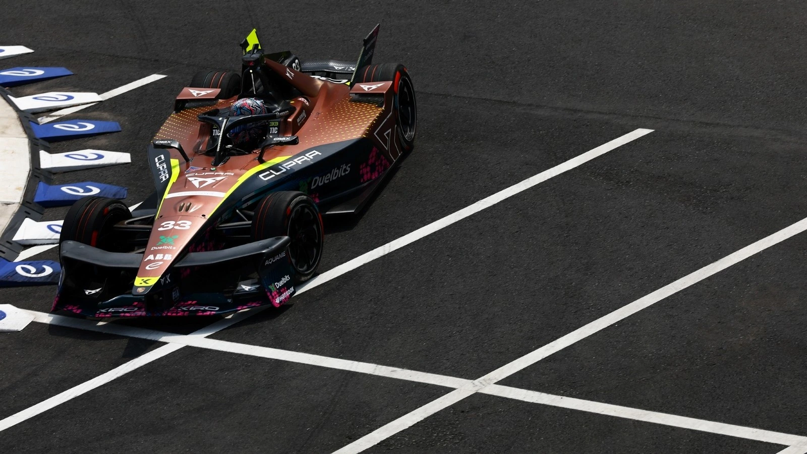 Dan Ticktum charged to the front at the Tokyo E-Prix Race 1