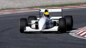 Regarder: La voiture culte Ayrton Senna McLaren F1 reçoit sa toute première course publique