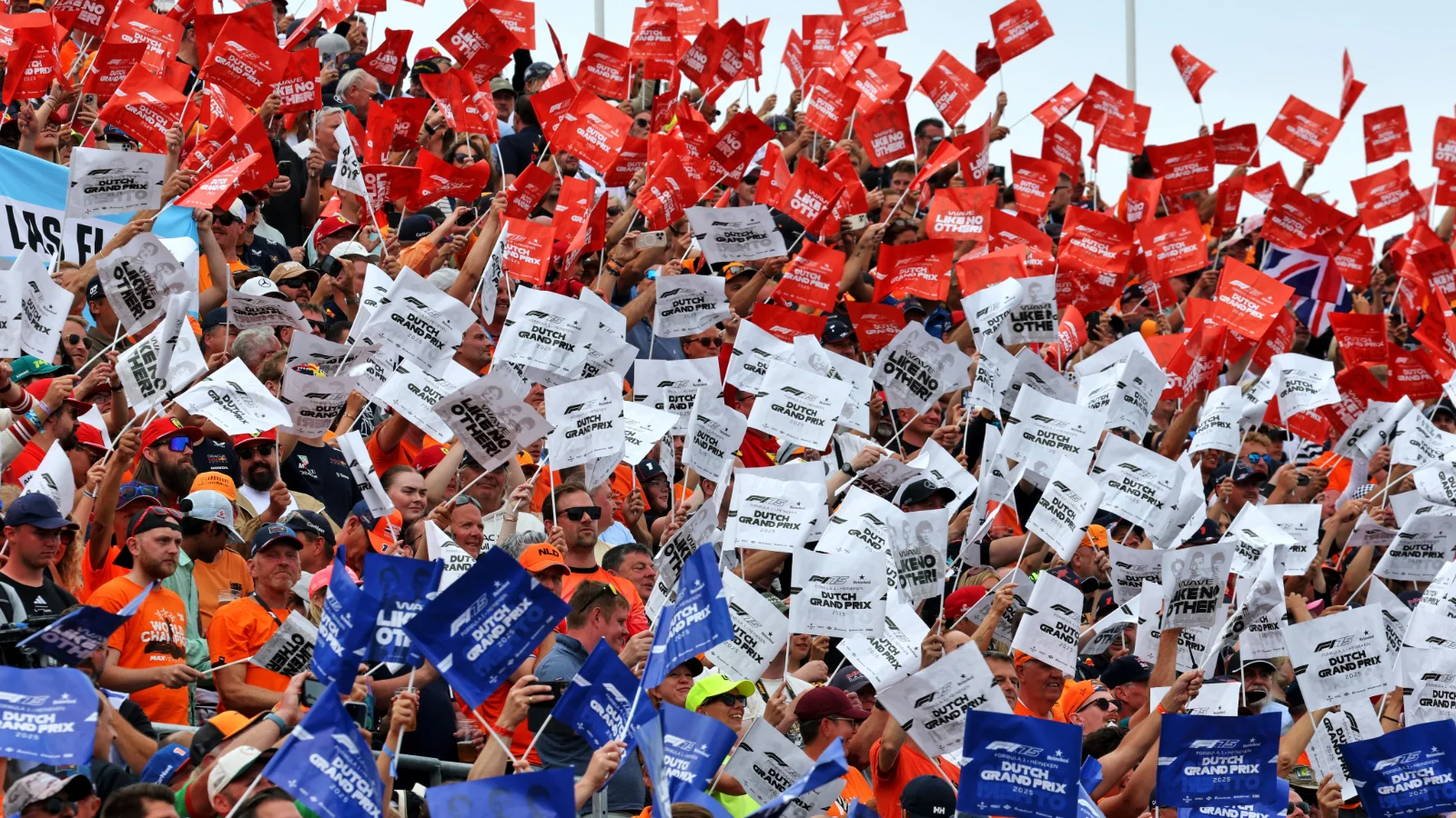 Circuit atmosphere - fans in the grandstand. 31.08.2025. Formula 1 World Championship, Rd 15, Dutch Grand Prix, Zandvoort, Netherlands, Race Day.
