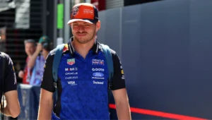 Max Verstappen célébré après sa victoire historique en course GT3