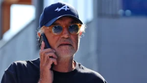 Alpine fait allusion à une action en justice après que Flavio Briatore accuse le juge de la FIA de partialité envers McLaren