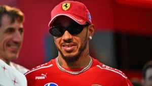 Lewis Hamilton adresse une réponse calme aux fans de Ferrari après le contact avec Charles Leclerc