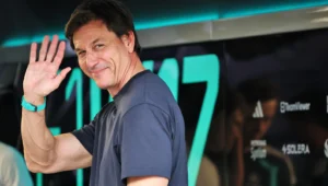Toto Wolff se moque de Kimi Antonelli alors qu&rsquo;une pénalité cruciale en F1 est évitée