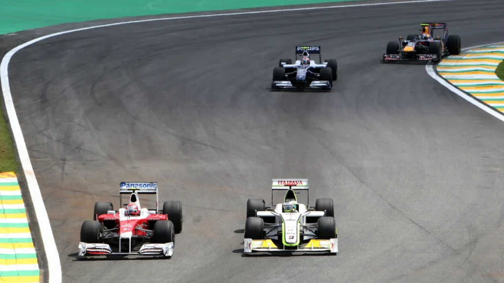 Jenson Button s'est frayé un chemin à travers le peloton, mais a trouvé la résistance de Kamui Kobayashi sévère.