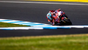 Marc Marquez se remet d&rsquo;une chute et décroche la pole position australienne en MotoGP